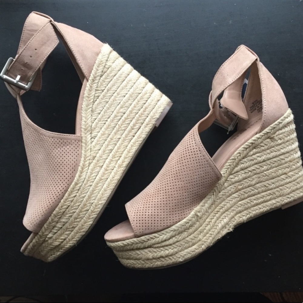 Perforated wedge sandals